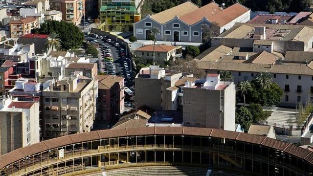La plaza de Toros de Alicante, pendiente de remodelación, con Las Cigarreras al fondo, donde se quiere abrir un museo pictórico internacional.