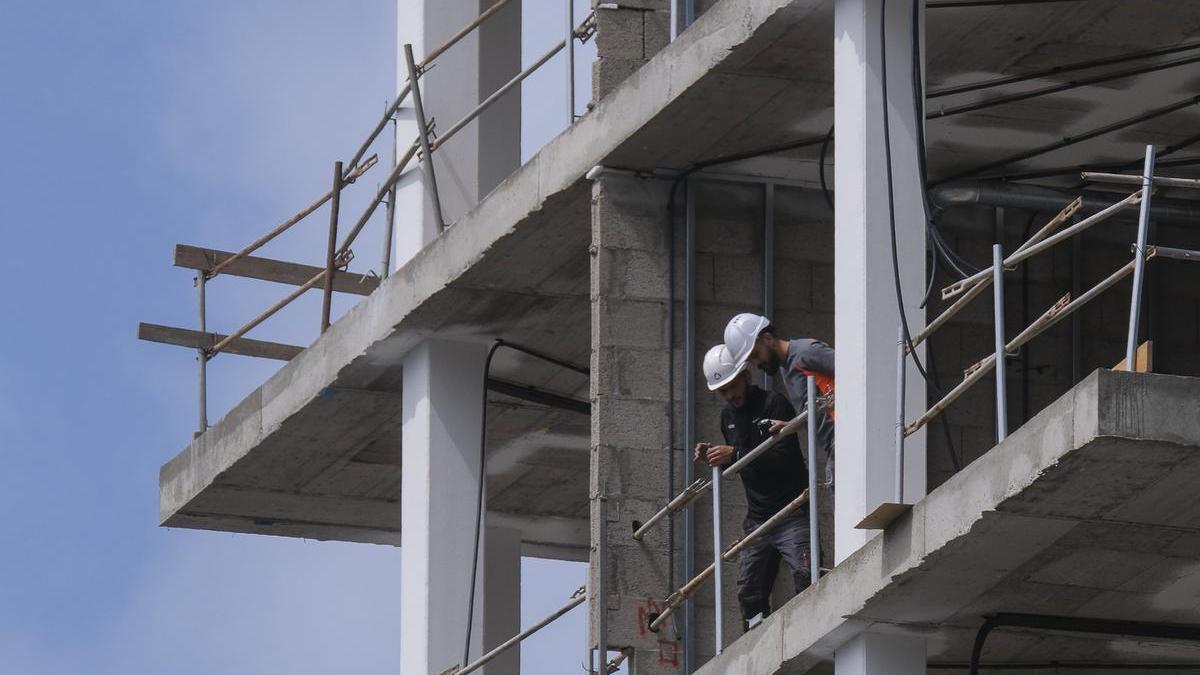 Trabajadores de la construcción en una obra en Las Palmas de Gran Canaria.