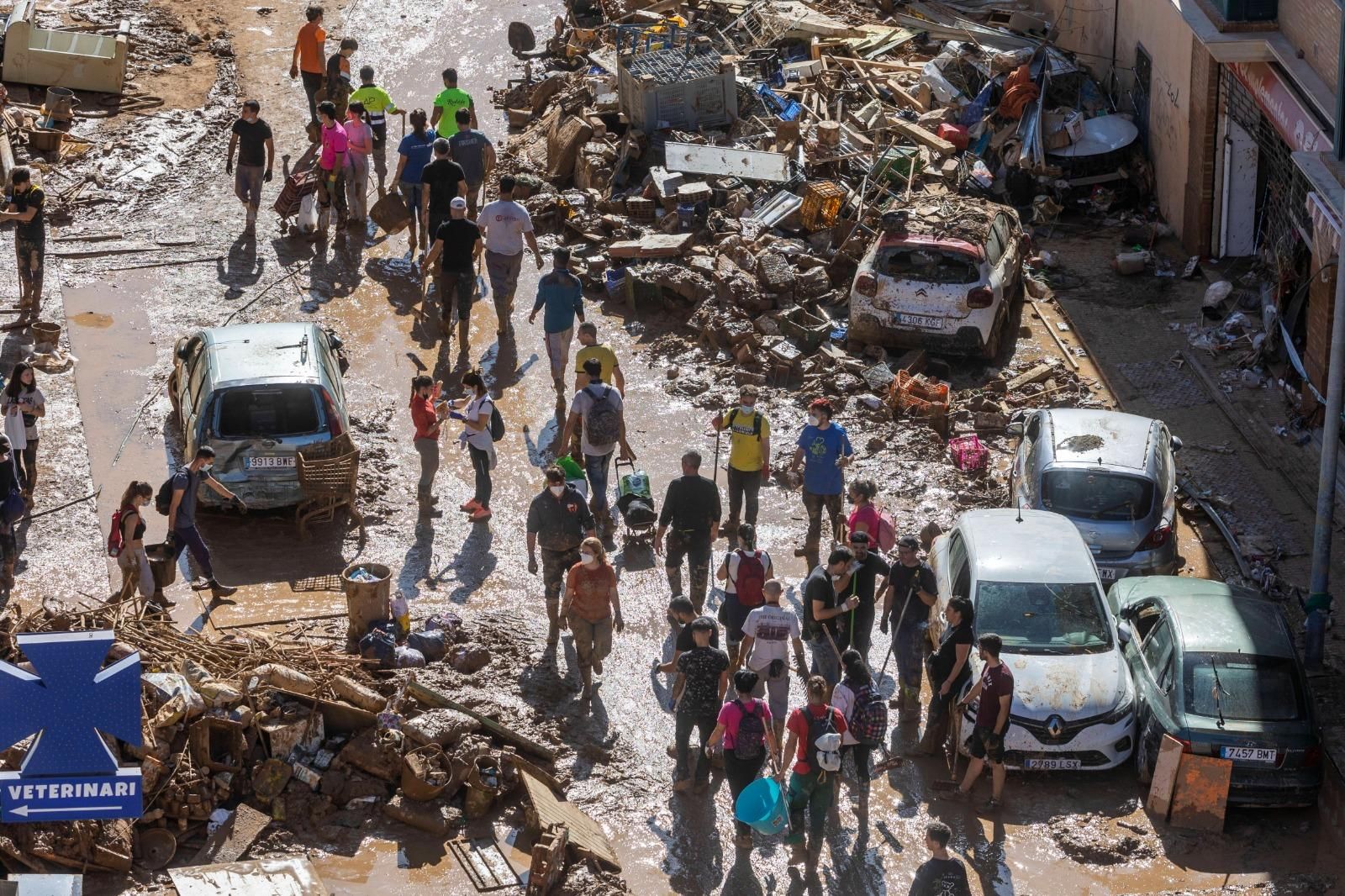 Voluntarios en una de las zonas afectadas por la DANA.