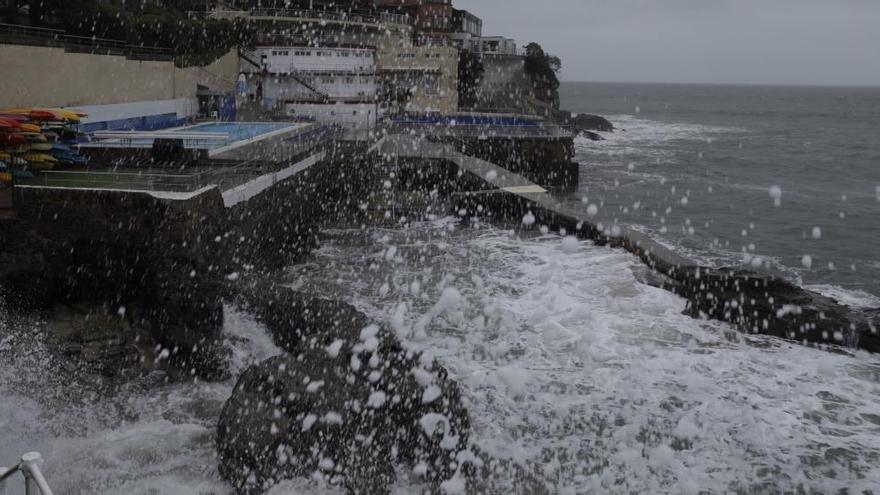 La borrasca &quot;Fabián&quot; pone a Asturias en avisos de riesgo extremo por oleaje e importante por fuertes vientos