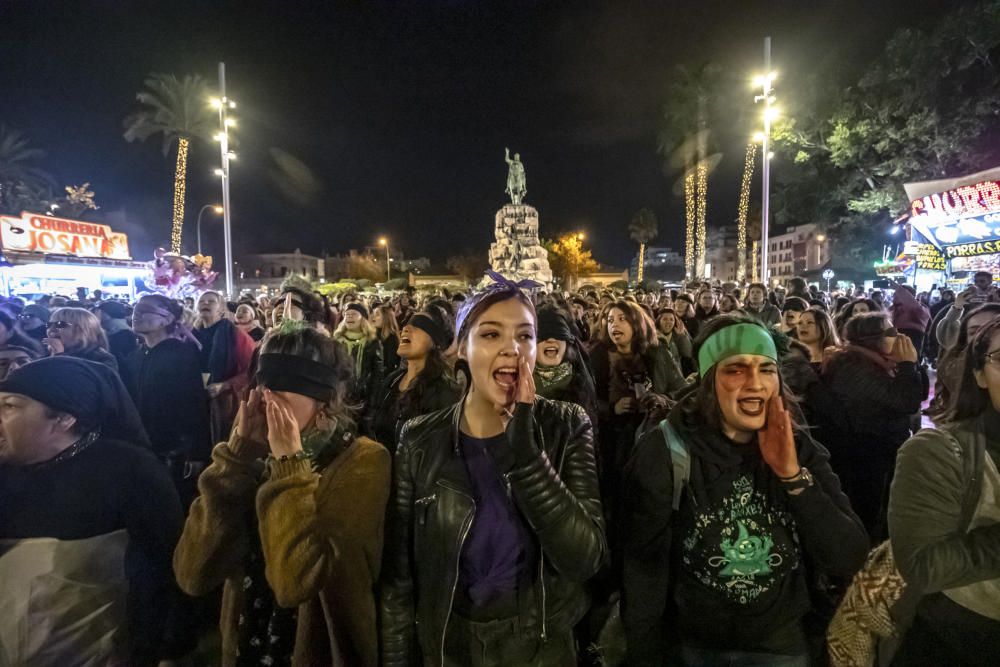 Cientos de mujeres se suman al movimiento feminista 'El violador eres tú' en Palma