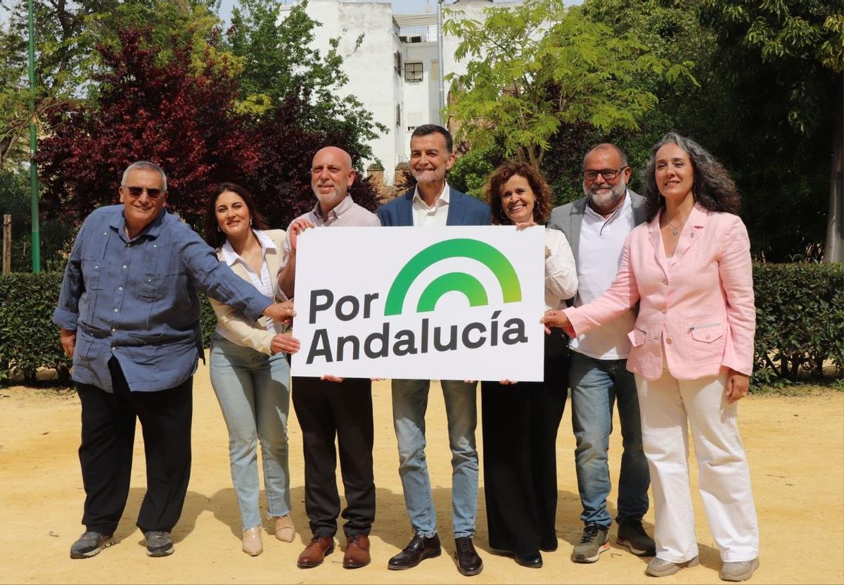 El candidato a la presidencia de la Junta de Por Andalucía, Antonio Maíllo, posa junto a los cabeza de lista de la coalición en las distintas provincias.