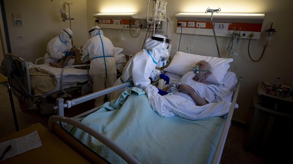 Atención de un enfermo de covid en el Hospital San Felipe Neri de Roma el 4 de enero del 2021.