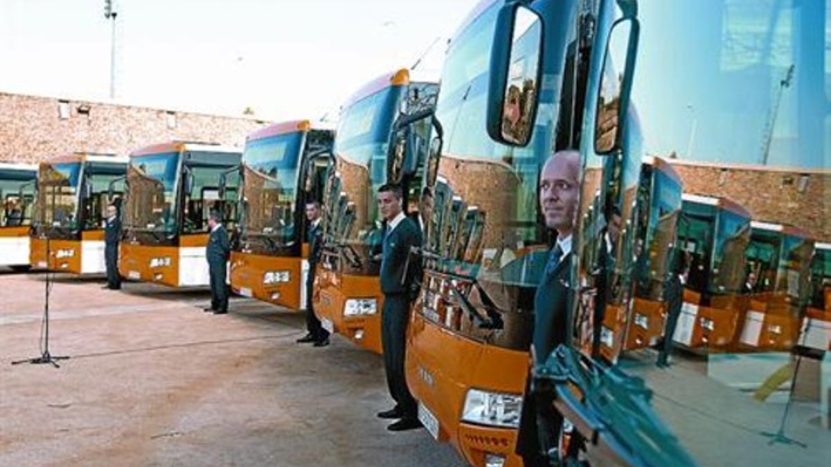 Los nuevos autobuses de la L-79 en su acto de presentación, ayer en Sant Boi de Llobregat.