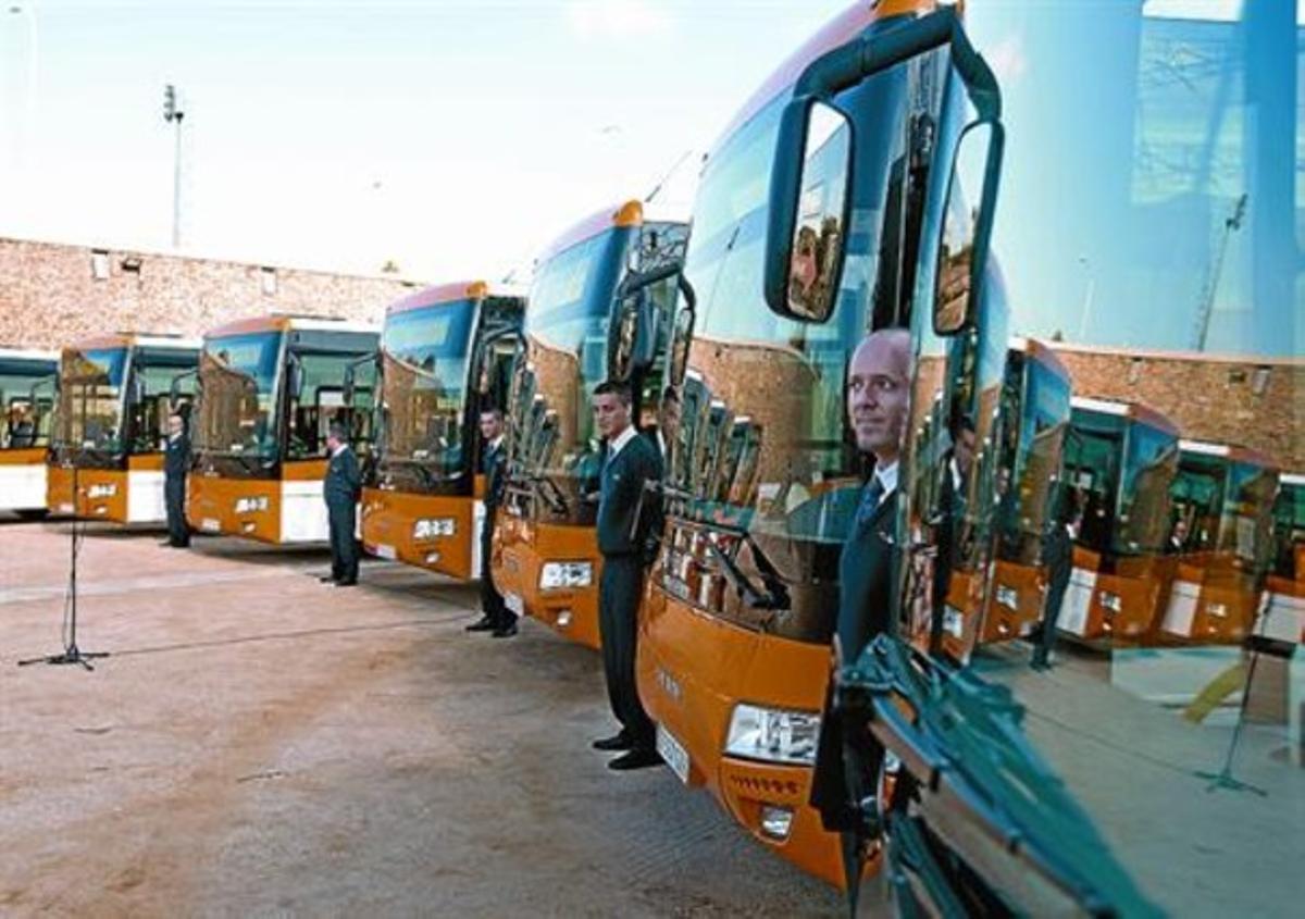 Els nous autobusos de la L-79 en l’acte de presentació, ahir a Sant Boi de Llobregat. Els nous autobusos de la L-79 en l’acte de presentació, ahir a Sant Boi de Llobregat.