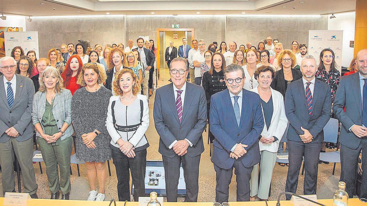 Margarita Ramos, Antonio Vila y Juan Ramón Fuertes (en la primera fila) junto a representantes de las entidades sociales