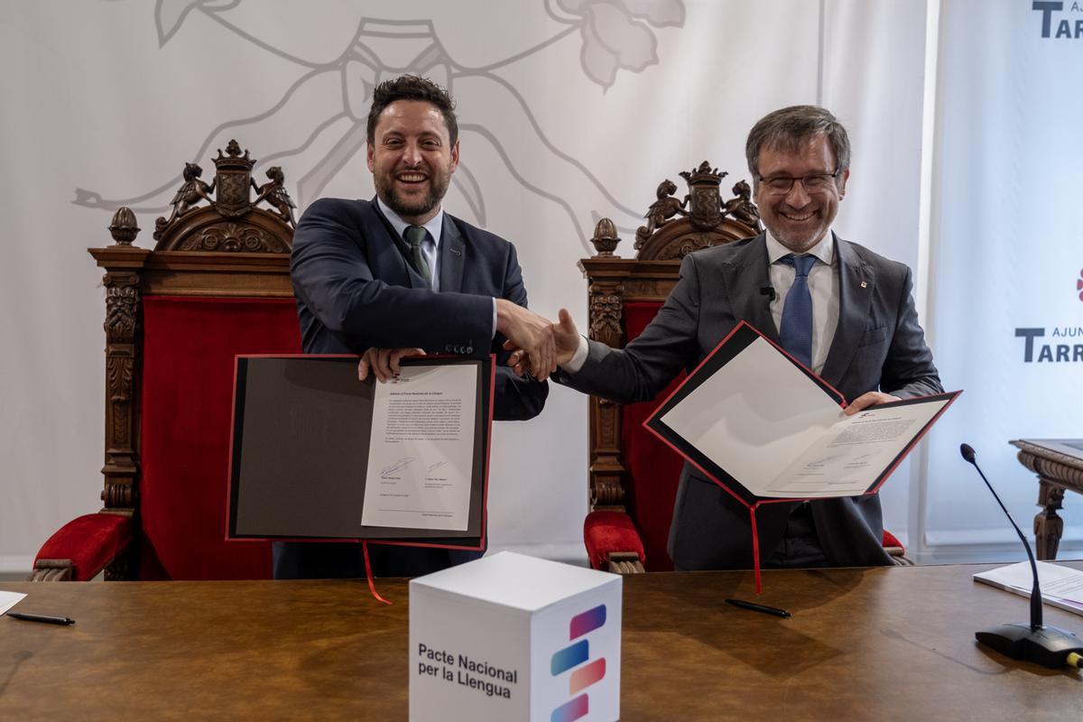 Lalcalde de Tarragona, Rubén Viñuales, i el conseller de Política Lingüística de la Generalitat, Francesc Xavier Vila, després de signar ladhesió de la ciutat al Pacte Nacional per la Llengua. Lalcalde de Tarragona, Rubén Viñuales, i el conseller de Política Lingüística de la Generalitat, Francesc Xavier Vila, després de signar ladhesió de la ciutat al Pacte Nacional per la Llengua.
