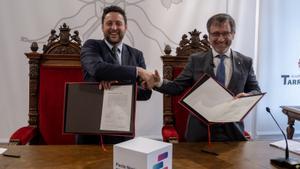 Lalcalde de Tarragona, Rubén Viñuales, i el conseller de Política Lingüística de la Generalitat, Francesc Xavier Vila, després de signar ladhesió de la ciutat al Pacte Nacional per la Llengua. Lalcalde de Tarragona, Rubén Viñuales, i el conseller de Política Lingüística de la Generalitat, Francesc Xavier Vila, després de signar ladhesió de la ciutat al Pacte Nacional per la Llengua.