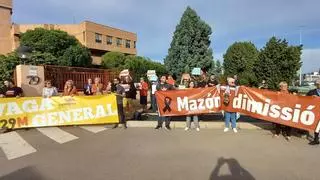 Medio centenar de personas se manifiestan contra Mazón en la Cámara de Comercio de Castelló