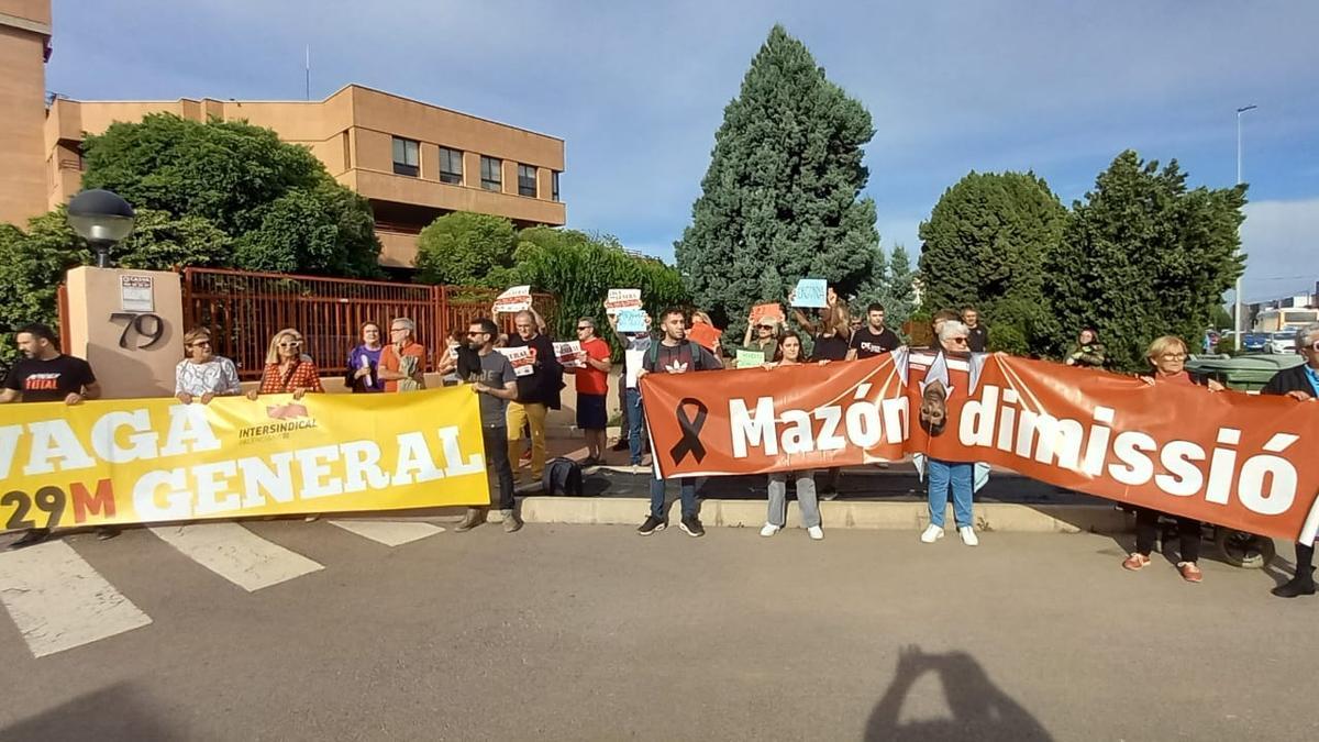 Vídeo: Medio centenar de personas se manifiestan contra Mazón en la Cámara de Comercio de Castelló