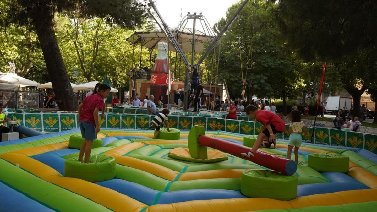 Juegos infantiles en el parque de La Marina. | Jose Luis Fernández