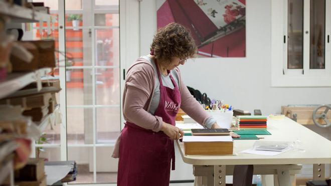 Taller de encuadernación de libros en Naikare.