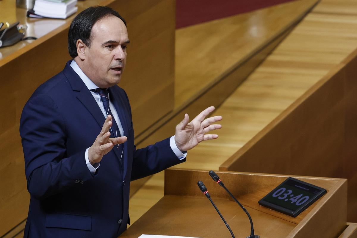 El presidente de la Generalitat valenciana, Juanfran Pérez Llorca, durante la sesión de control, en Les Corts Valencianes.