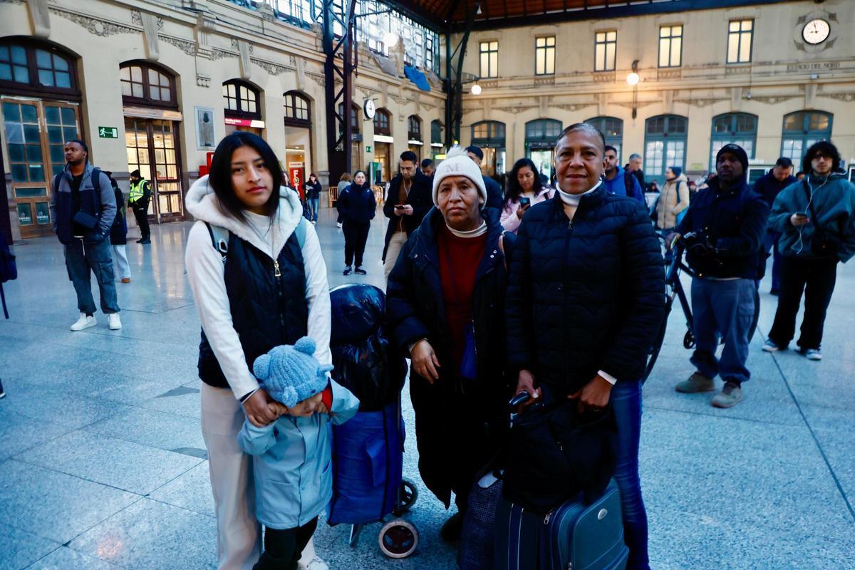 Mujeres del sector cuidados, esperan el tren (Antoneth, Liliana y Ros Mari)