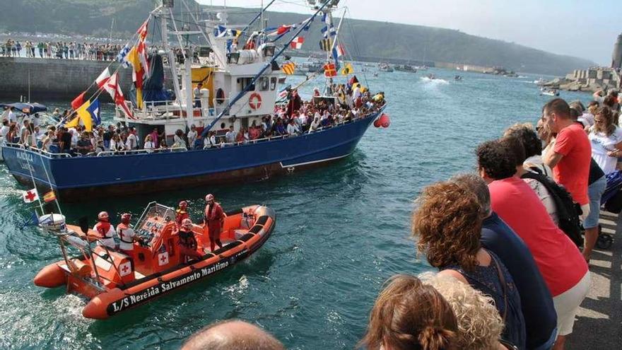La procesión marítima del Rosario de Luarca del año pasado.