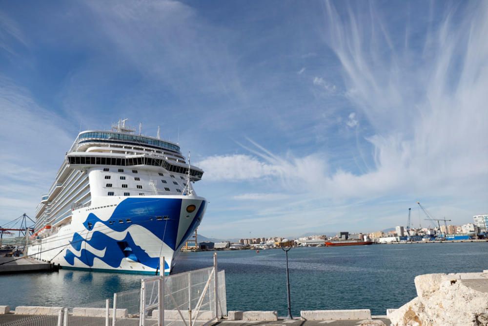 El Sky Princess en el puerto de Málaga