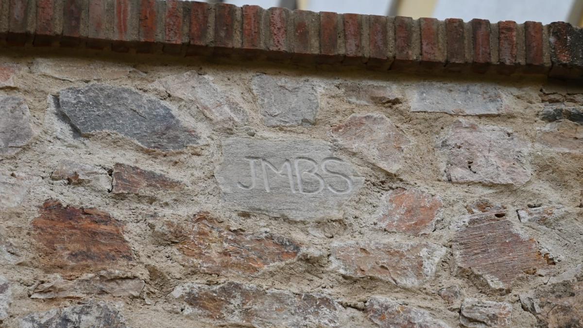 Las iniciales 'JMBS' talladas en la piedra.