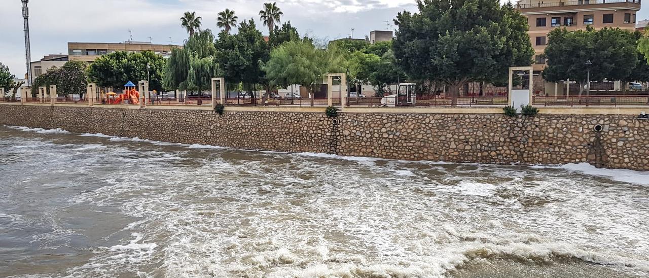 Paseo del Malecón del Soto junto al cauce del Segura en el centro de Rojales, en una crecida del río