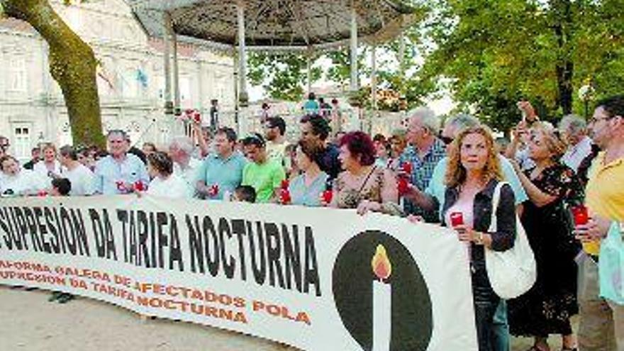 Alrededor de un centenar de afectados se concentraron ayer tras una pancarta contra la supresión de la tarifa.  / G.S.