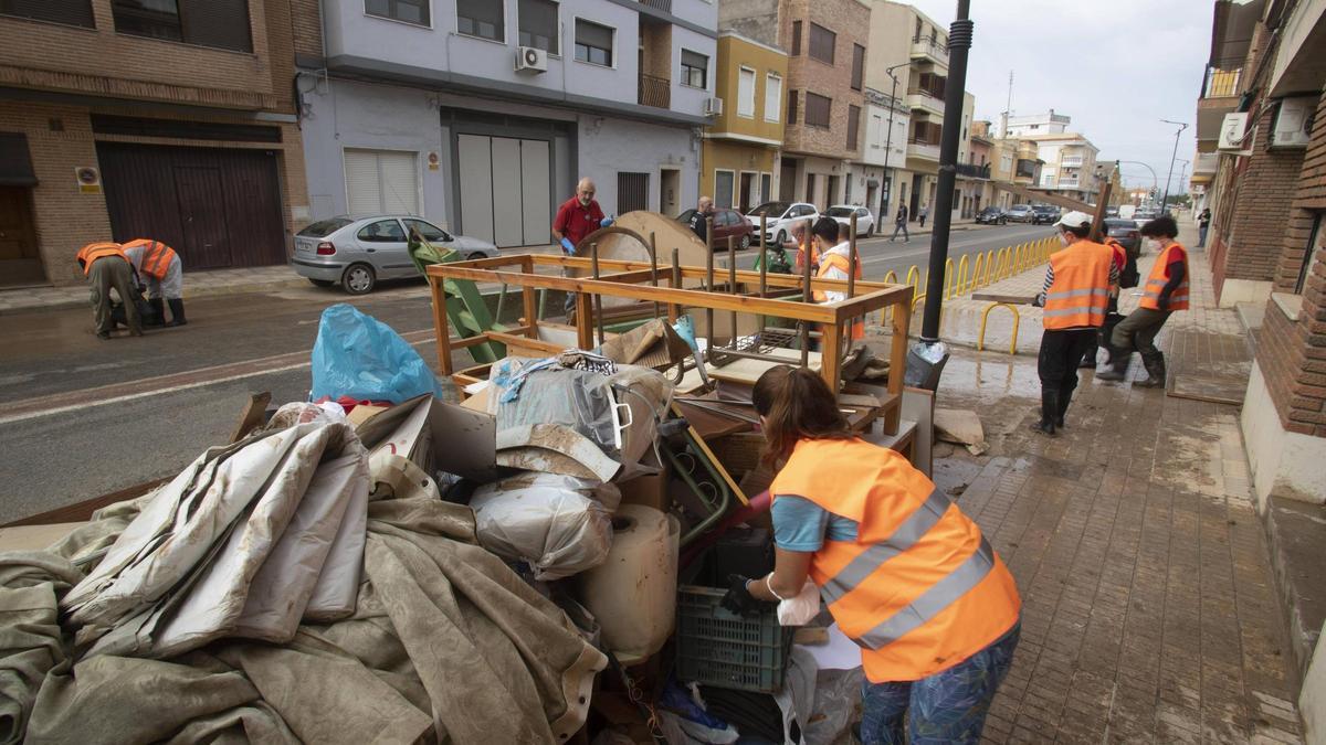Voluntarios ayudando en las labores de limpieza en Guadassuar, en una imagen de archivo.