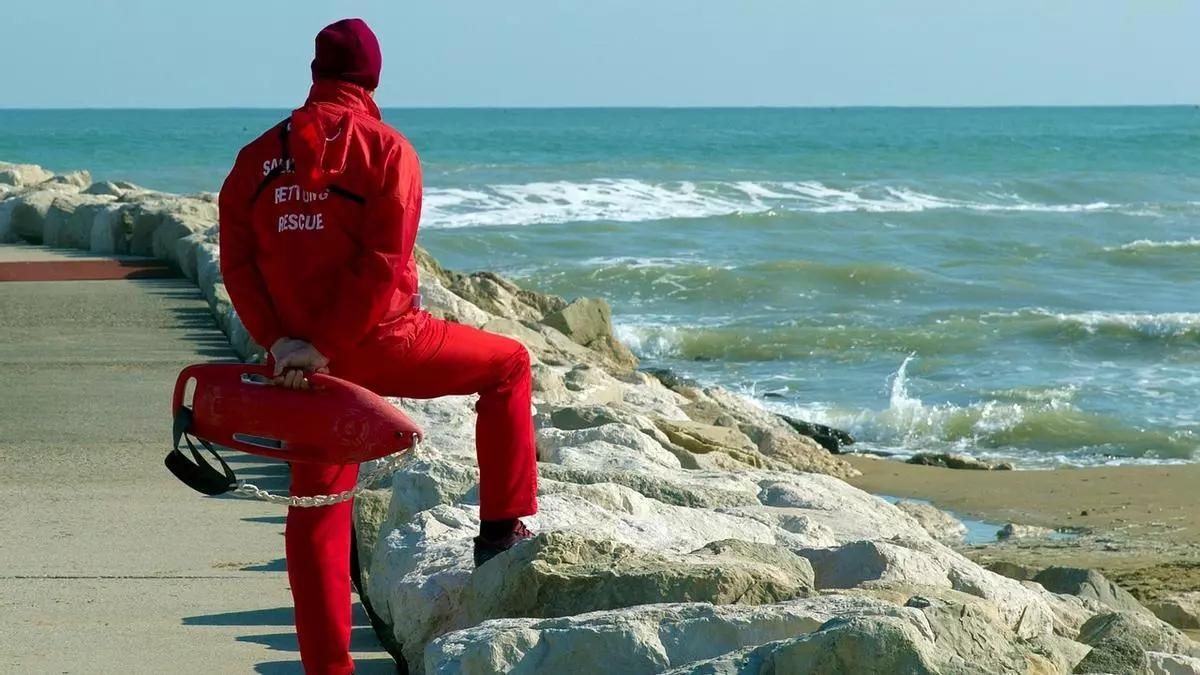 Multa de 1.000 euros a un socorrista tras salvar a una mujer de morir ahogada: "Es casi todo mi sueldo"