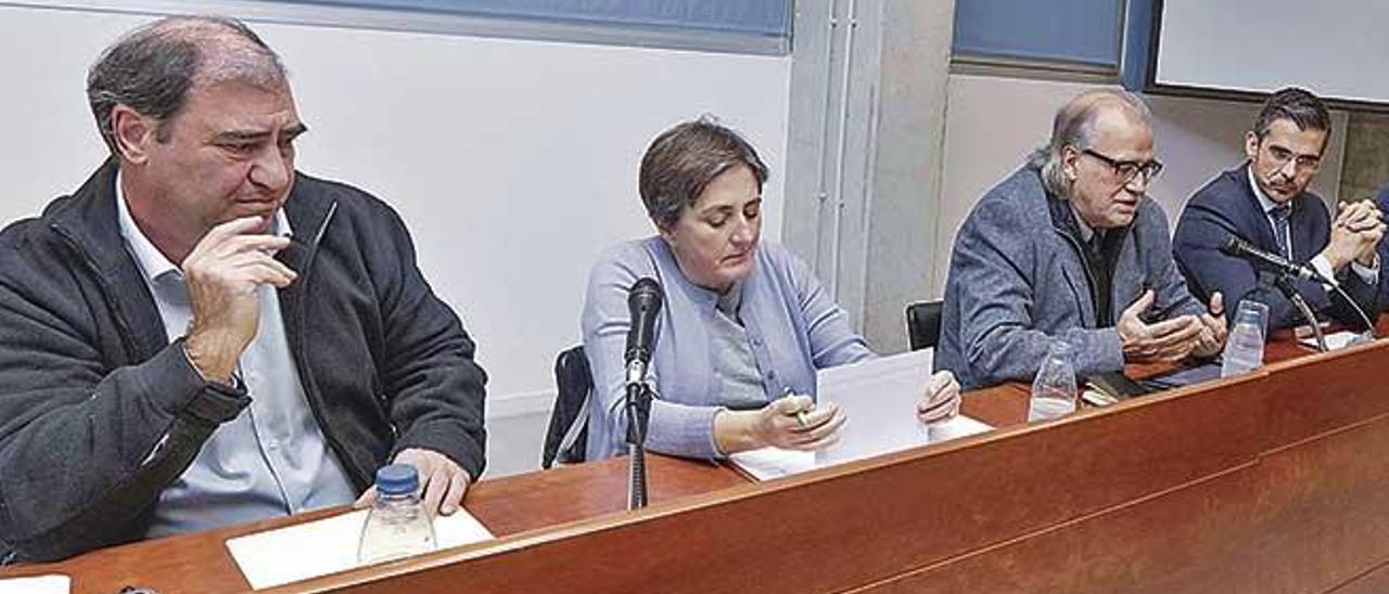 Juan Carrau, Benita Benéitez, Andreu Manresa y Jaime Campaner, ayer durante el coloquio.