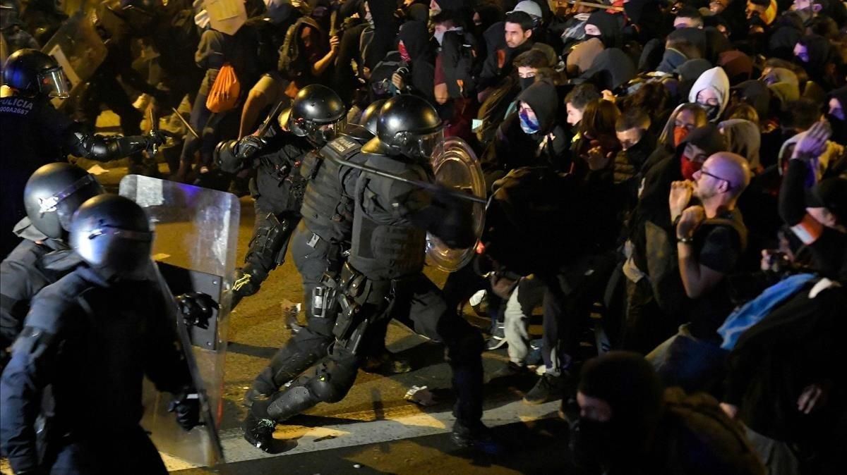 zentauroepp50417148 protesters clash with catalan regional police  mossos d esqu191015203544