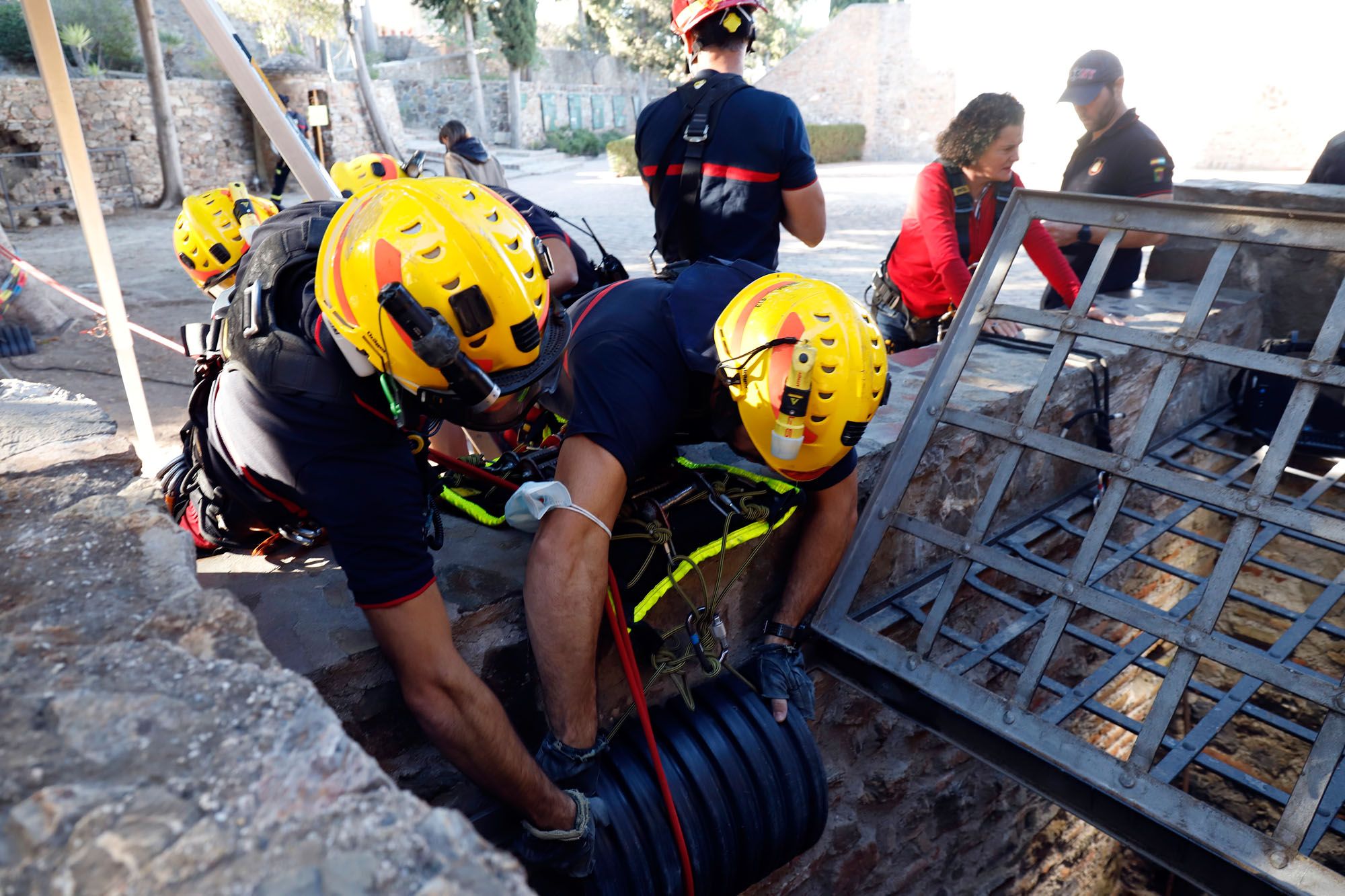 Los bomberos inspeccionan dos pozos en la Alcazaba y Gibralfaro. Foto: Álex Zea