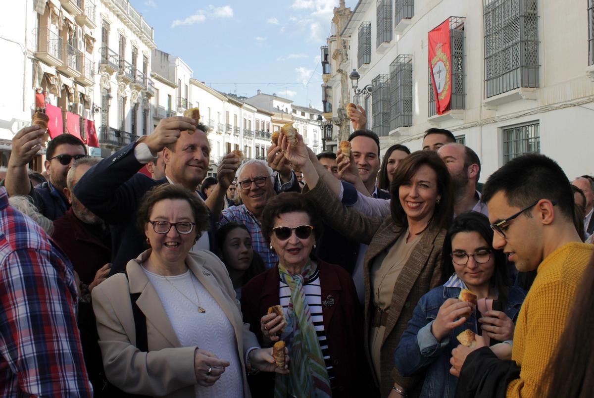 Dirigentes políticos y vecinos 'brindan' con barquillos, dulces típicos de Priego.