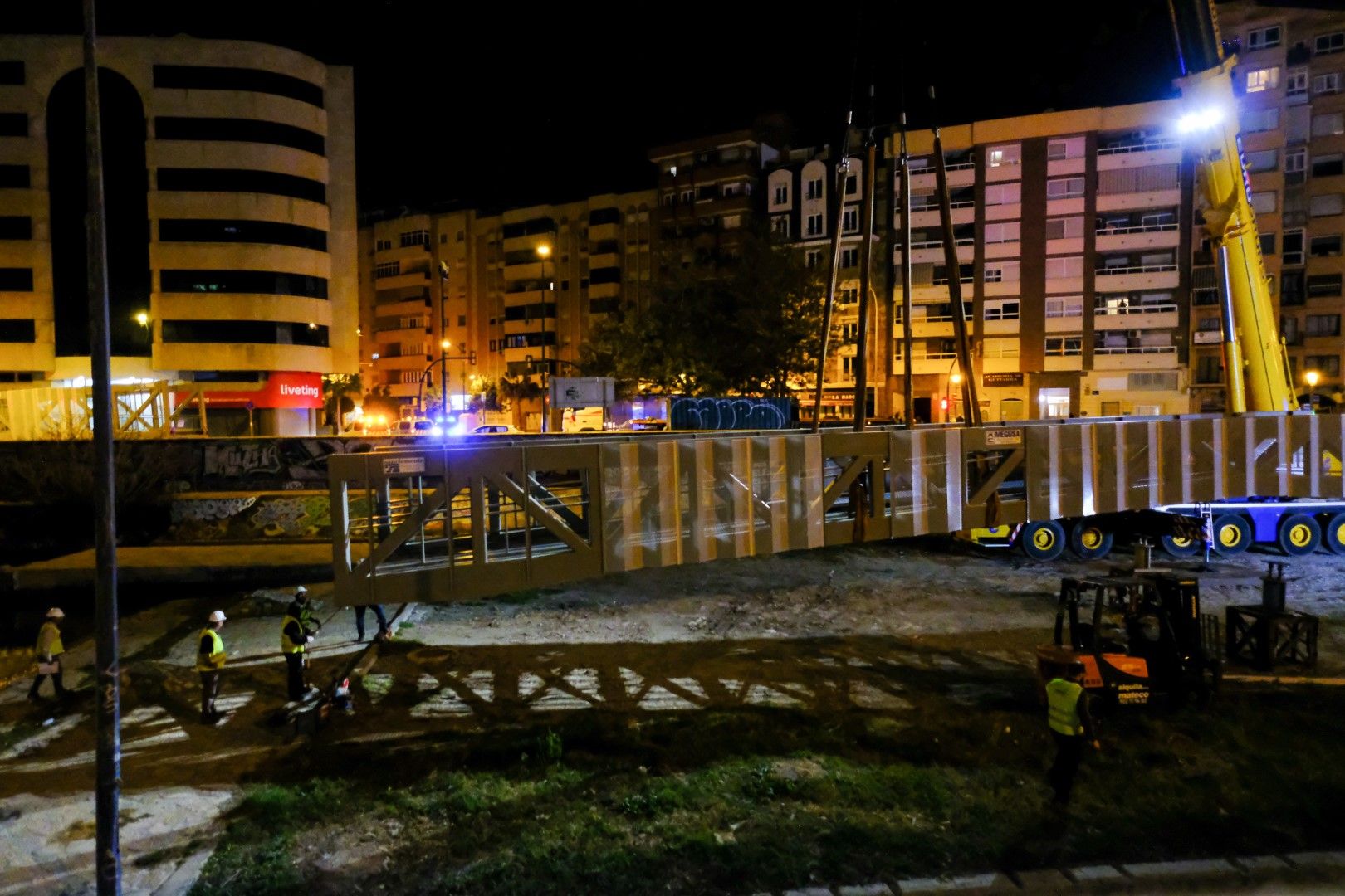 Así ha llegado el nuevo puente del CAC a Málaga