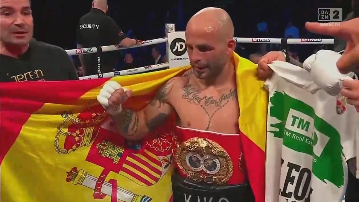 Kiko Martínez, con el cinturón de campeón, la bandera de España y la camiseta del Elche