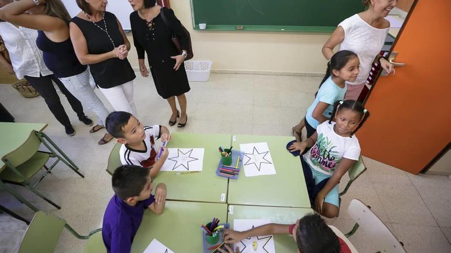 Armengol, en un aula del colegio Jaume I.