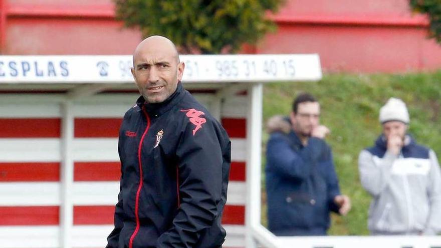 Abelardo, con una seta, en el entrenamiento de ayer.