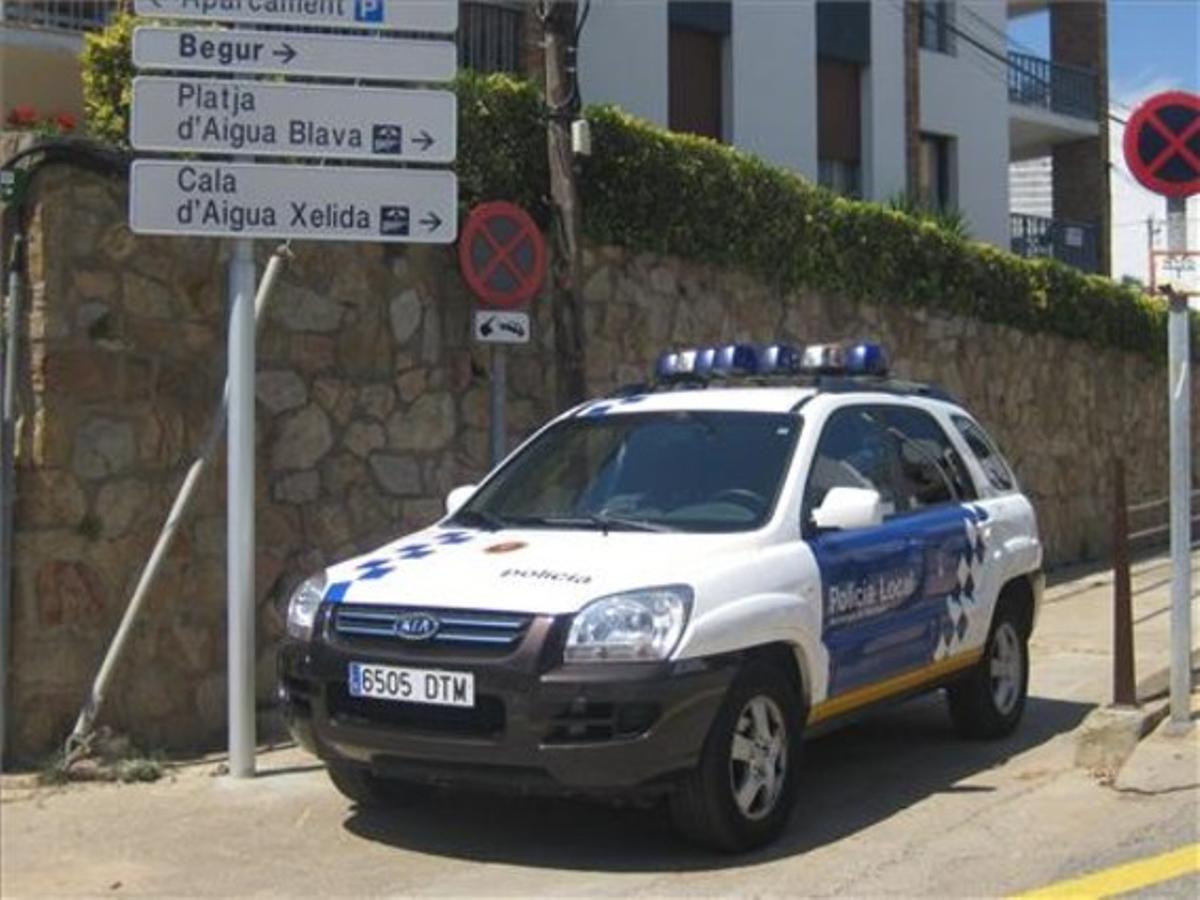 La política de multes. La foto va ser feta el 15 d’agost, a les 14.30 hores, a Tamariu (Baix Empordà). La policia local no dóna l’exemple que hauria de donar i, no obstant, sanciona els ciutadans per fer el mateix. L’Ajuntament de Palafrugell hauria de renunciar a la recaptació i cancel·lar totes les multes per mal aparcament imposades per les seves patrulles.