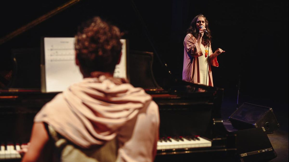 Óscar Aldama y Ana Malta durante una actuación.