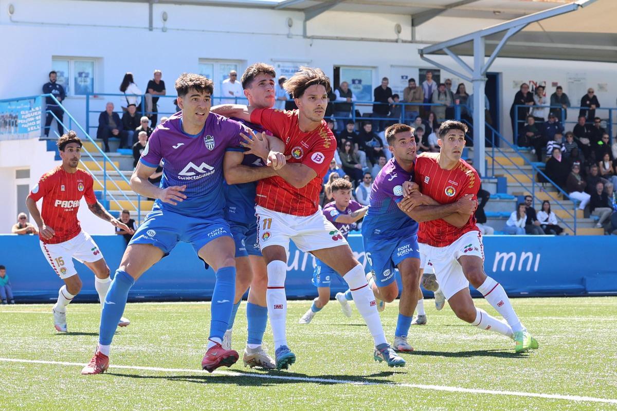 Los jugadores de la SD Ibiza se preparan para rematar en una imagen de archivo