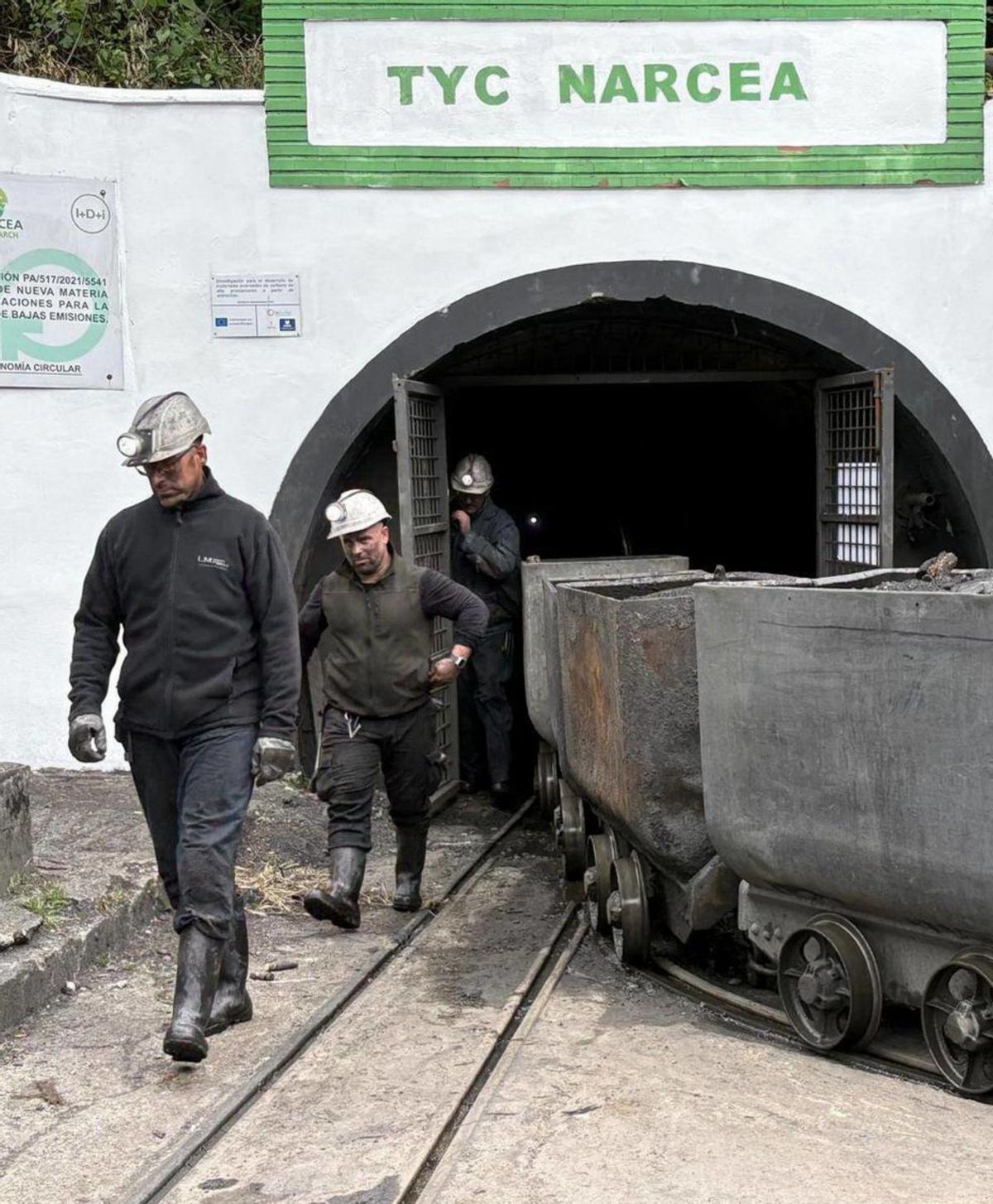Mineros de Tyc Narcea salen de la explotación en una jornada laboral. | DEMELSA ÁLVAREZ