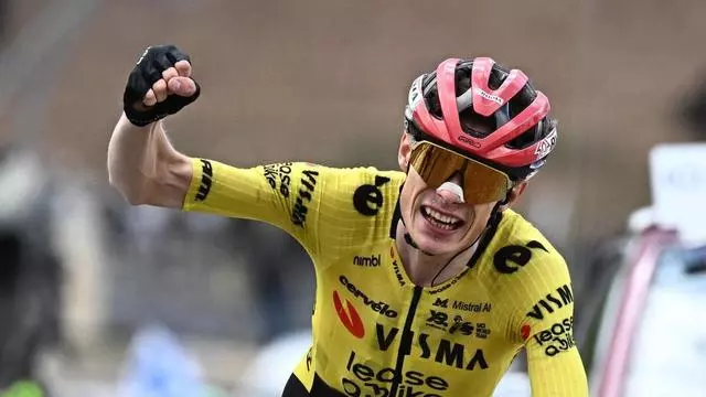 Vingegaard pasa al ataque y gana su primera etapa en el Giro