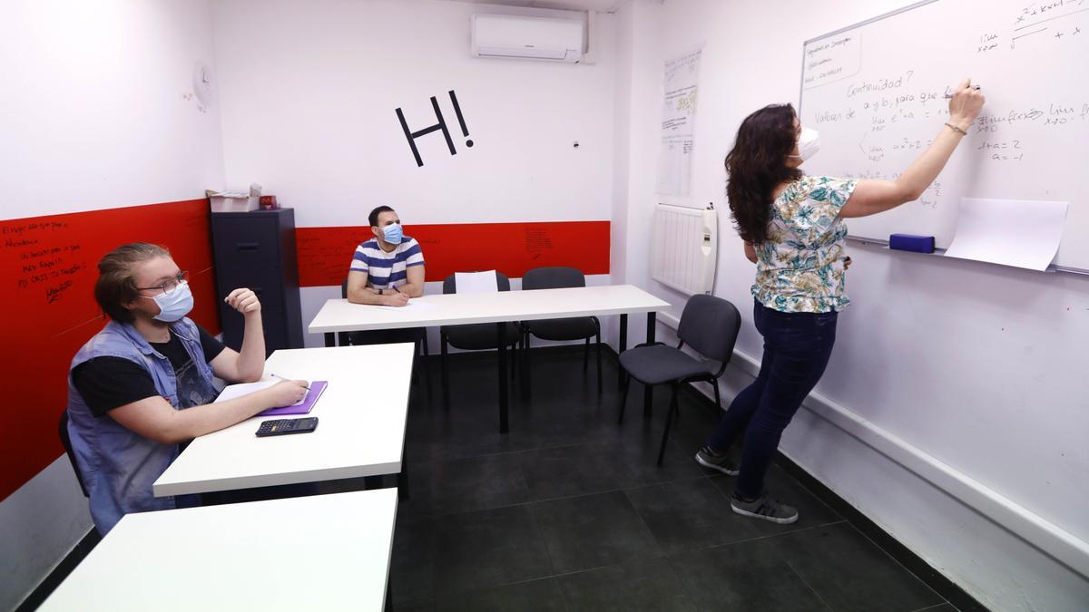 Una profesora de Ah!Cademia, durante una clase.