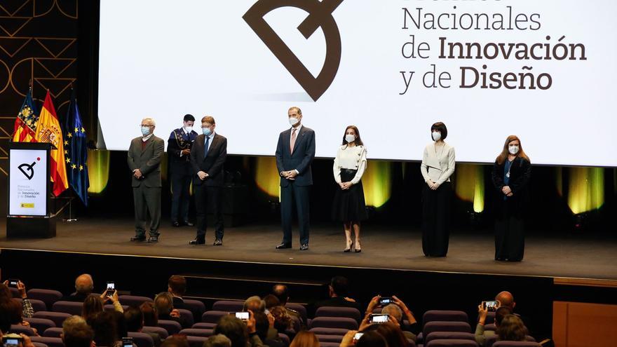 Felipe VI anima a los diseñadores a &quot;seguir avanzando hacia un norte que conforman las personas&quot;