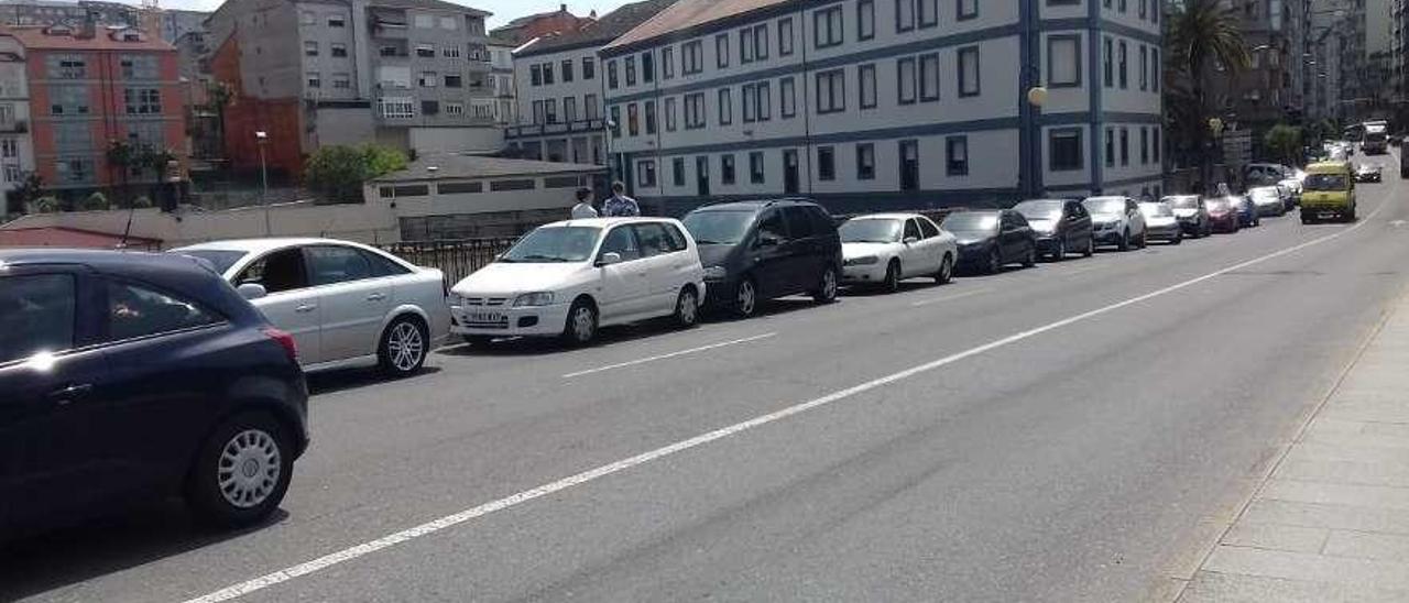 Fila de vehículos ocupando de forma ilegal un carril en una céntrica calle de la ciudad. // FdV