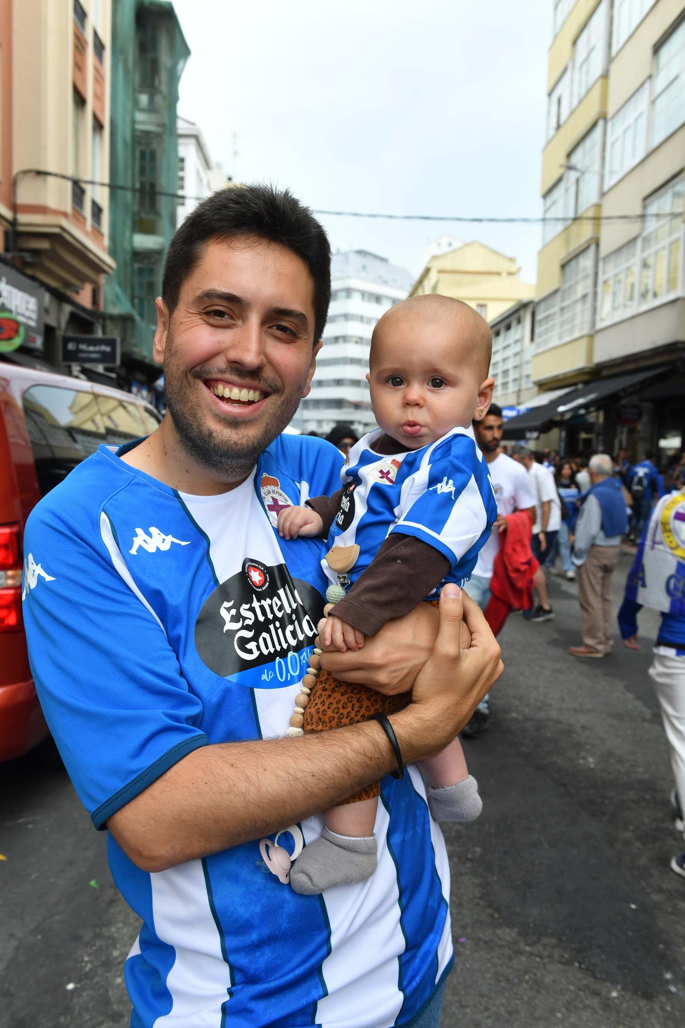 Ambientazo en la calle San Juan en la previa del Deportivo-Castellón