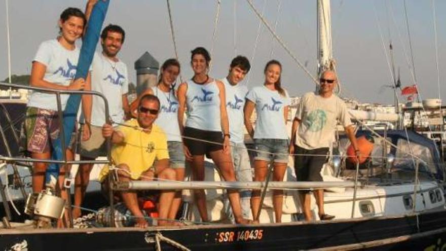 Foto del equipo de investigadores a bordo del &quot;Diosa Maat&quot;, atracado ayer en Marina Davila.  // J. de Arcos