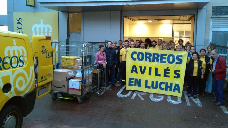 Los trabajadores durante una concentración, esta mañana.