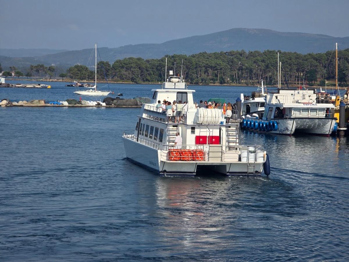La actividad es intensa en la calles de O Grove, su puerto y sus barcos de pasaje.