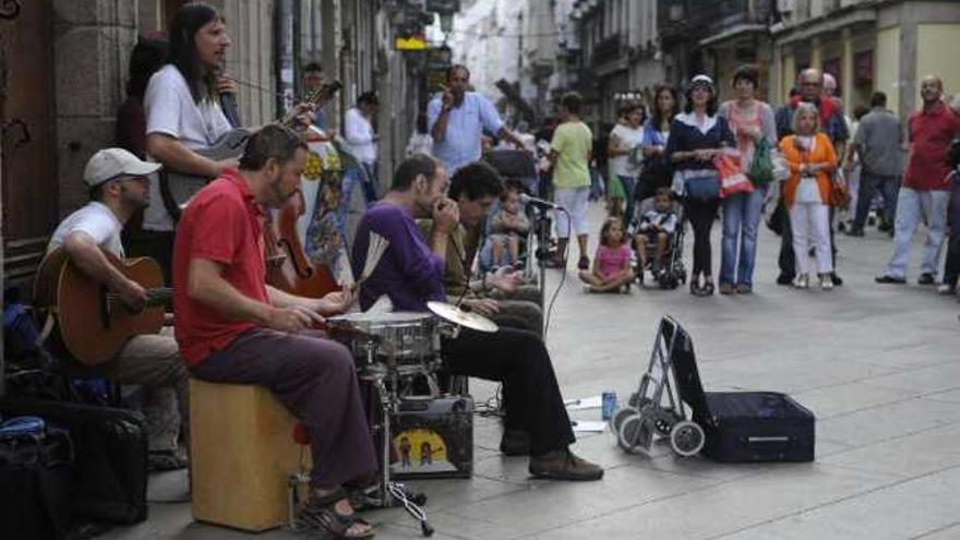 El grupo Miki Nervio &amp; The Bluesmakers en plena actuación en la calle Real. / carlos pardellas