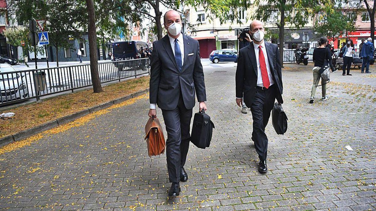 Los abogados de los Franco, Luis Utrera Molina (izq.) y Antonio Gil, a la entrada del juzgado.