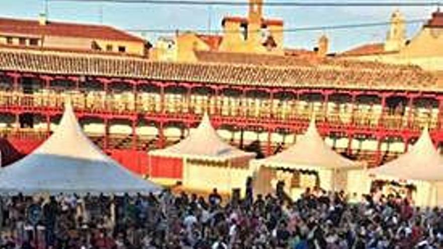 Visitantes disfrutan de la feria.