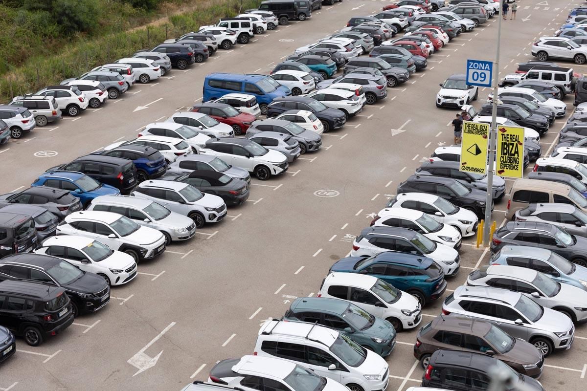 Todas las imágenes del atasco que colapsa la ciudad de Ibiza