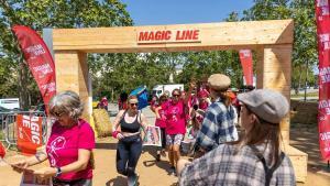 Un grupo de participandes en la caminata solidaria Magic Line en Barcelona a su paso por Montjuïc.